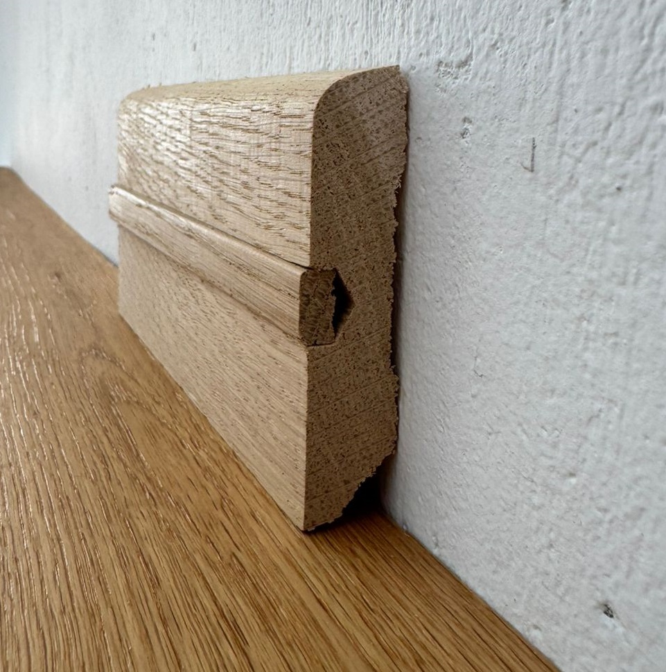 Плинтус массив Дуб со вставкой 75х17 мм